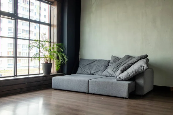 İç kısmında panoramik pencereli modülleri olan yumuşak döşemeli bir kanepe.