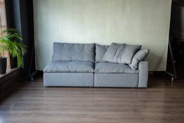 İç kısmında panoramik pencereli modülleri olan yumuşak döşemeli bir kanepe.