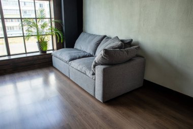 İç kısmında panoramik pencereli modülleri olan yumuşak döşemeli bir kanepe.
