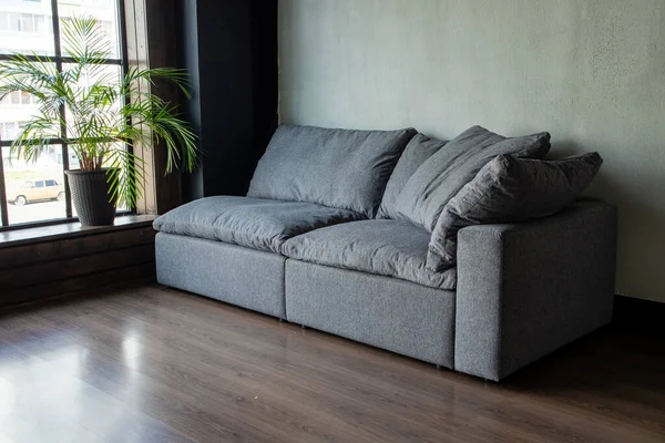 Weich Gepolstertes Helles Sofa Mit Modulen Innenraum Mit Panoramafenster lizenzfreie Stockfotos