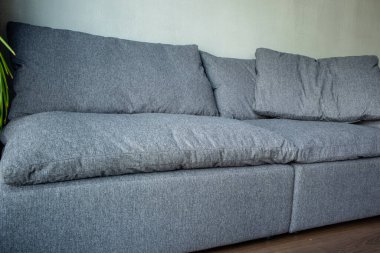 İç kısmında panoramik pencereli modülleri olan yumuşak döşemeli bir kanepe.