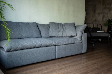 İç kısmında panoramik pencereli modülleri olan yumuşak döşemeli bir kanepe.