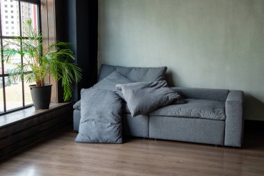 İç kısmında panoramik pencereli modülleri olan yumuşak döşemeli bir kanepe.