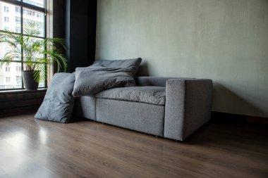 İç kısmında panoramik pencereli modülleri olan yumuşak döşemeli bir kanepe.