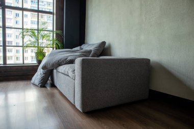 İç kısmında panoramik pencereli modülleri olan yumuşak döşemeli bir kanepe.