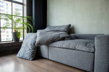 İç kısmında panoramik pencereli modülleri olan yumuşak döşemeli bir kanepe.