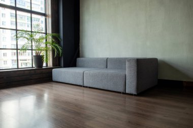 İç kısmında panoramik pencereli modülleri olan yumuşak döşemeli bir kanepe.