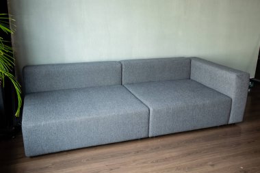 İç kısmında panoramik pencereli modülleri olan yumuşak döşemeli bir kanepe.