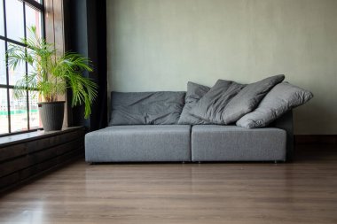 İç kısmında panoramik pencereli modülleri olan yumuşak döşemeli bir kanepe.