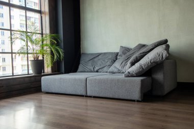 İç kısmında panoramik pencereli modülleri olan yumuşak döşemeli bir kanepe.