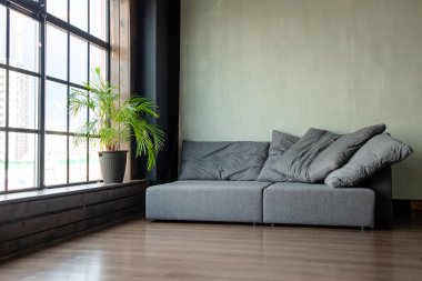İç kısmında panoramik pencereli modülleri olan yumuşak döşemeli bir kanepe.