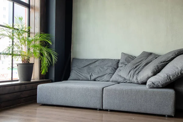 Miękka Tapicerowana Lekka Sofa Modułami Wnętrzu Panoramicznym Oknem — Zdjęcie stockowe