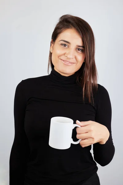 Bela Menina Pele Escura Uma Gola Preta Segurando Uma Caneca — Fotografia de Stock