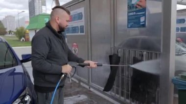 Rusya, Naberezhnye Chelny 09.19.2021: bir adam araba yıkamada Lada Vesta 'nın arabasını yıkıyor