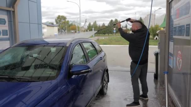 Russie Naberezhnye Chelny 2021 Homme Lave Voiture Lada Vesta Lavage — Video