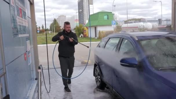 Rusia Naberezhnye Chelny 2021 Seorang Pria Mencuci Mobil Lada Vesta — Stok Video