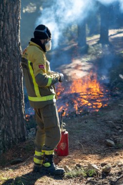 Vahşi doğa itfaiyecileri Madrid, İspanya yakınlarındaki yangını önlemek için kontrollü yangınlar çıkardılar.
