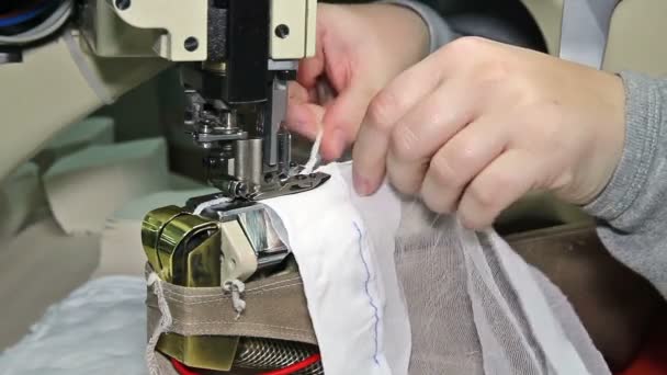 Mujer cosiendo en una máquina de coser — Vídeo de stock