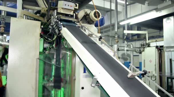 Automatisierte Produktion in Bekleidungsfabrik — Stockvideo