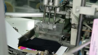 Giysi fabrikasında ambalaj makinesi