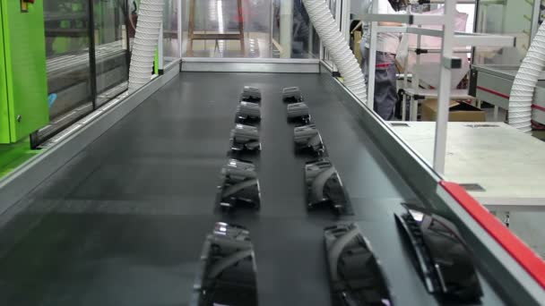 Geautomatiseerde productielijn voor de productie van auto-onderdelen. — Stockvideo