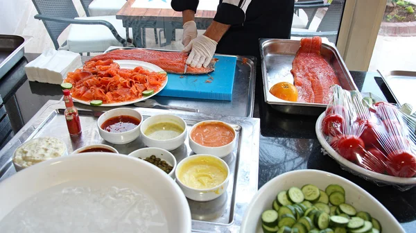 Chef-kok snijden gerookte zalm vis — Stockfoto