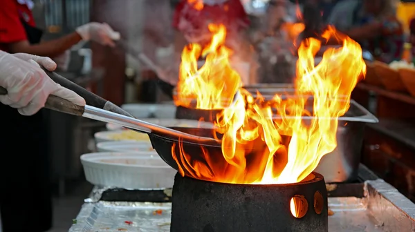 Chef-kok flamberen koken — Stockfoto