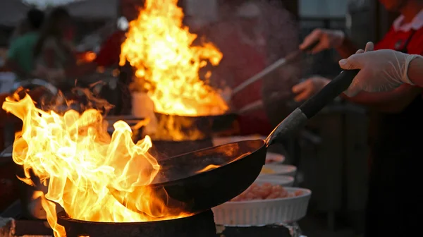 야외 부엌에서 요리 flambe 요리사 — 스톡 사진