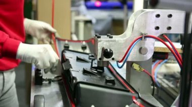 Otomobil fabrika işçisi montaj hattı üzerinde