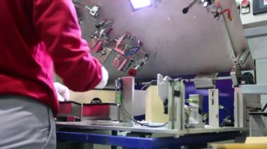 Kadın çalışan bir işçi iş başında