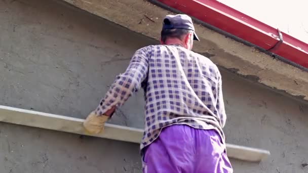 시멘트 렌더링을 평준화 하는 건설 노동자 — 비디오