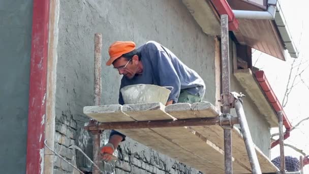 Aplicación de Render de cemento a la pared de ladrillo — Vídeos de Stock