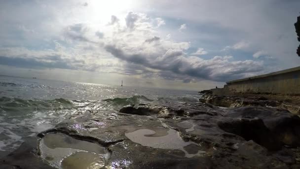 Ondas batendo na praia rochosa — Vídeo de Stock