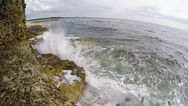 Ondas batendo em rochas em câmera lenta — Vídeo de Stock