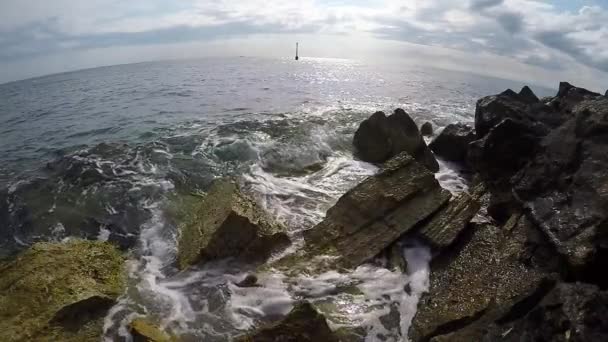 Ola de cámara lenta estrellándose en las rocas — Vídeos de Stock