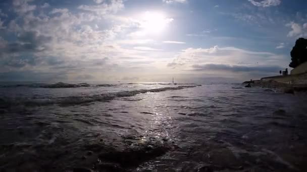 Bellissimo paesaggio marino e sole su un cielo blu con nuvole — Video Stock