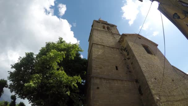 Vieille église contre le ciel bleu — Video