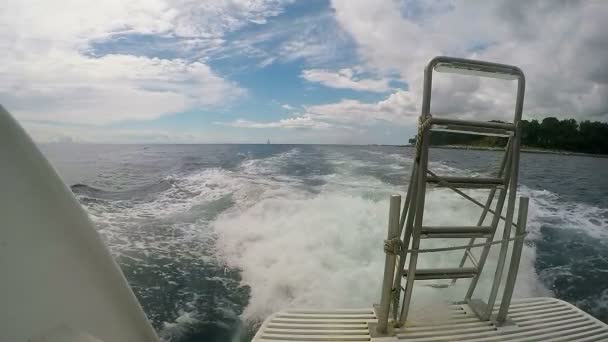 Bateau de plongée Voyager dans la mer — Video