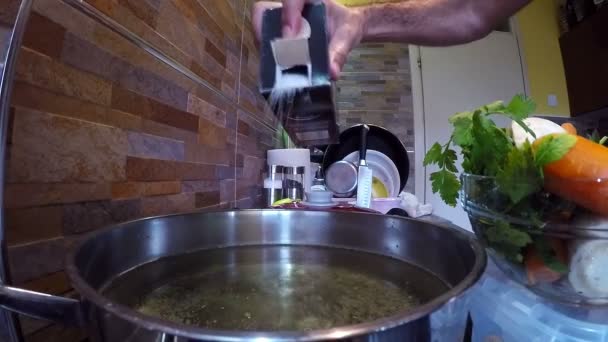 Hombre cocina en la cocina — Vídeo de stock