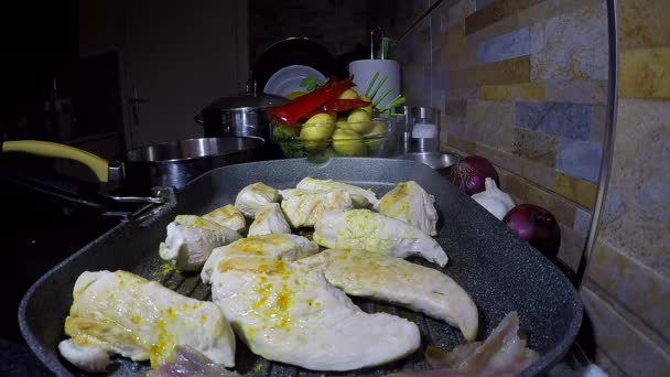 Мясо с куриной грудью, приправленное специями Браунинг в горячей сковороде — стоковое видео