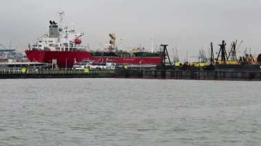 Bağlantı noktası Rotterdam kentinde boş büyük konteyner gemisi