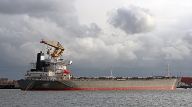 Bağlantı noktası Rotterdam kentinde boş büyük konteyner gemisi