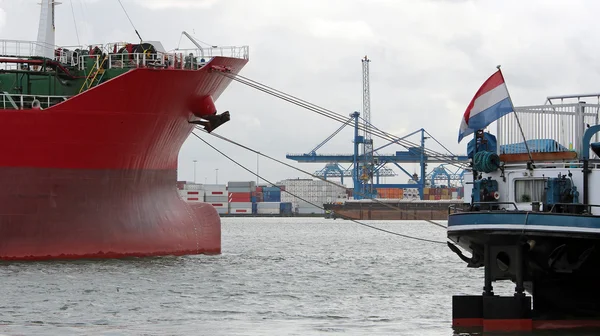 Duży kontener statek zacumowany w porcie — Zdjęcie stockowe