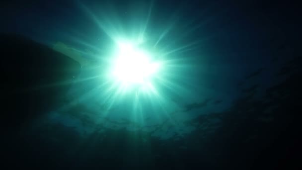 Raggi di sole che irrompono sott'acqua — Video Stock