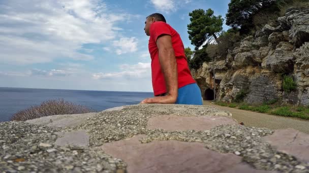 Homem fazendo treinos de bíceps e tríceps — Vídeo de Stock