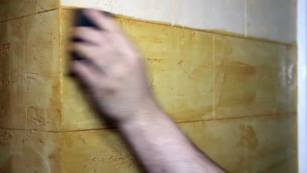 La mano del hombre pintando una pared con una esponja — Vídeo de stock