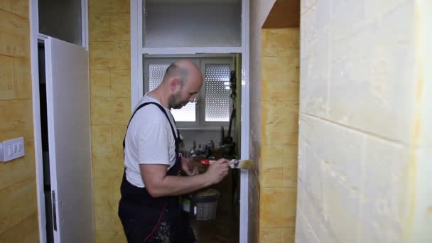 Hausmaler bemalt Wand mit Pinsel — Stockvideo