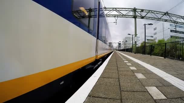 Suurnopeusjunan lähtö asemalta — kuvapankkivideo