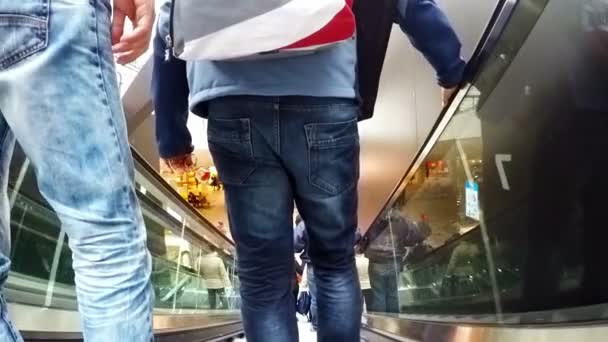 İnsanlarla hareketli yürüyen merdiven — Stok video