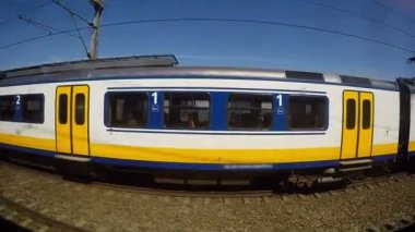 İki tren yan yana hareket